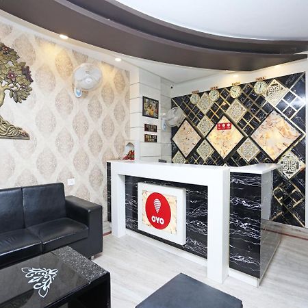 Oyo 10338 Hotel Aadesh Palace Варанаси Екстериор снимка