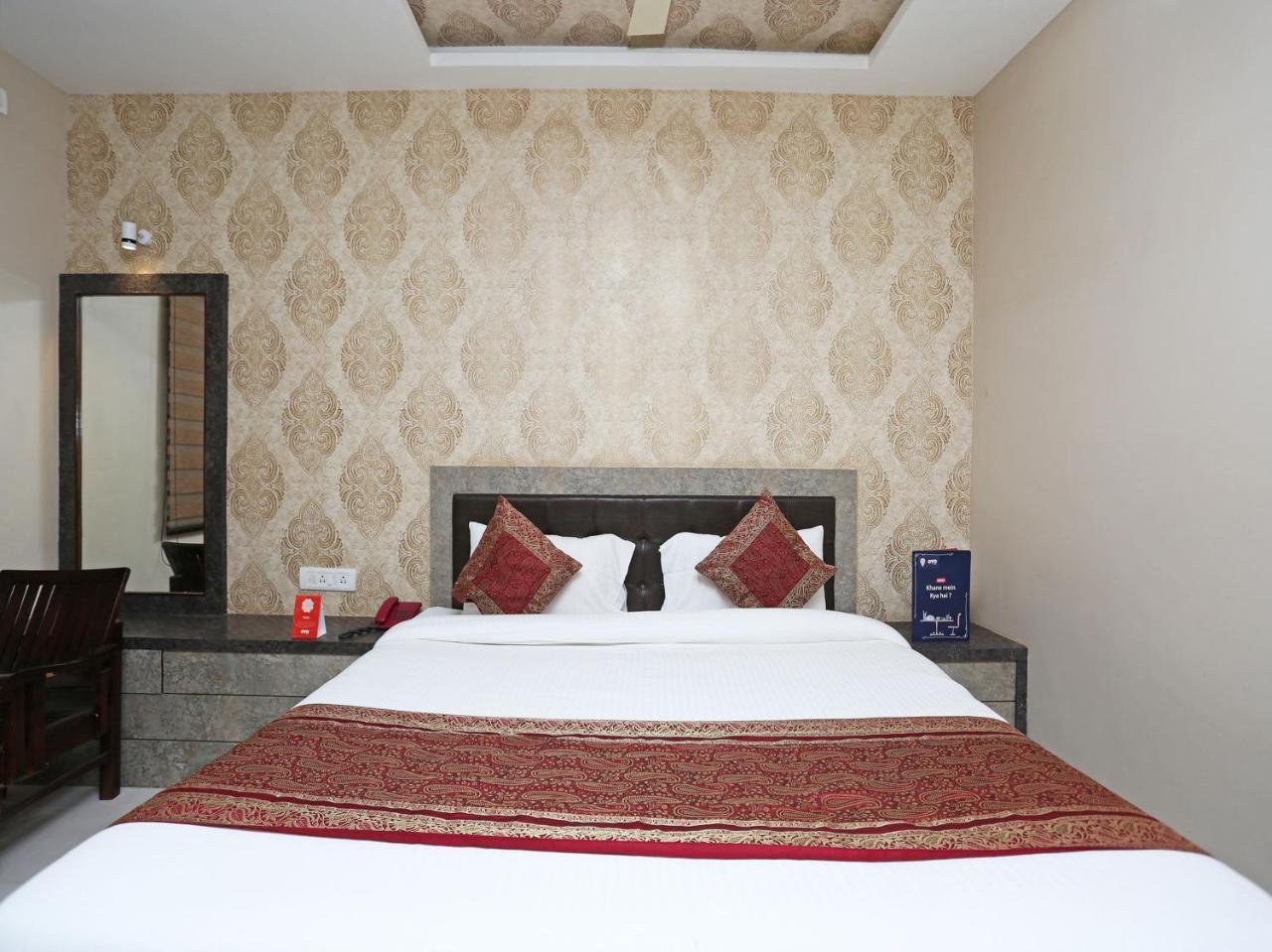 Oyo 10338 Hotel Aadesh Palace Варанаси Екстериор снимка
