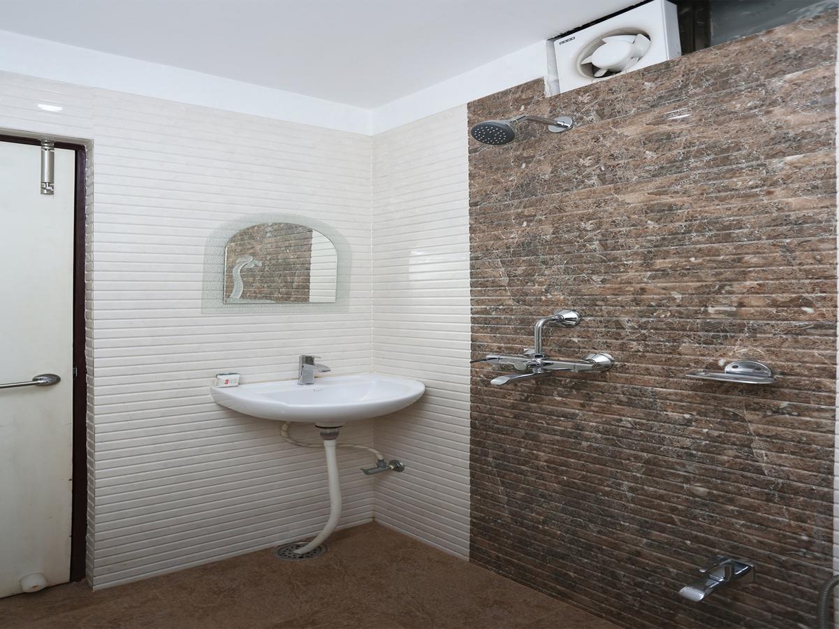 Oyo 10338 Hotel Aadesh Palace Варанаси Екстериор снимка