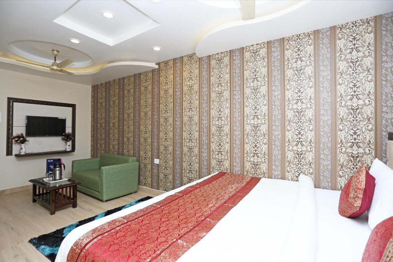 Oyo 10338 Hotel Aadesh Palace Варанаси Екстериор снимка