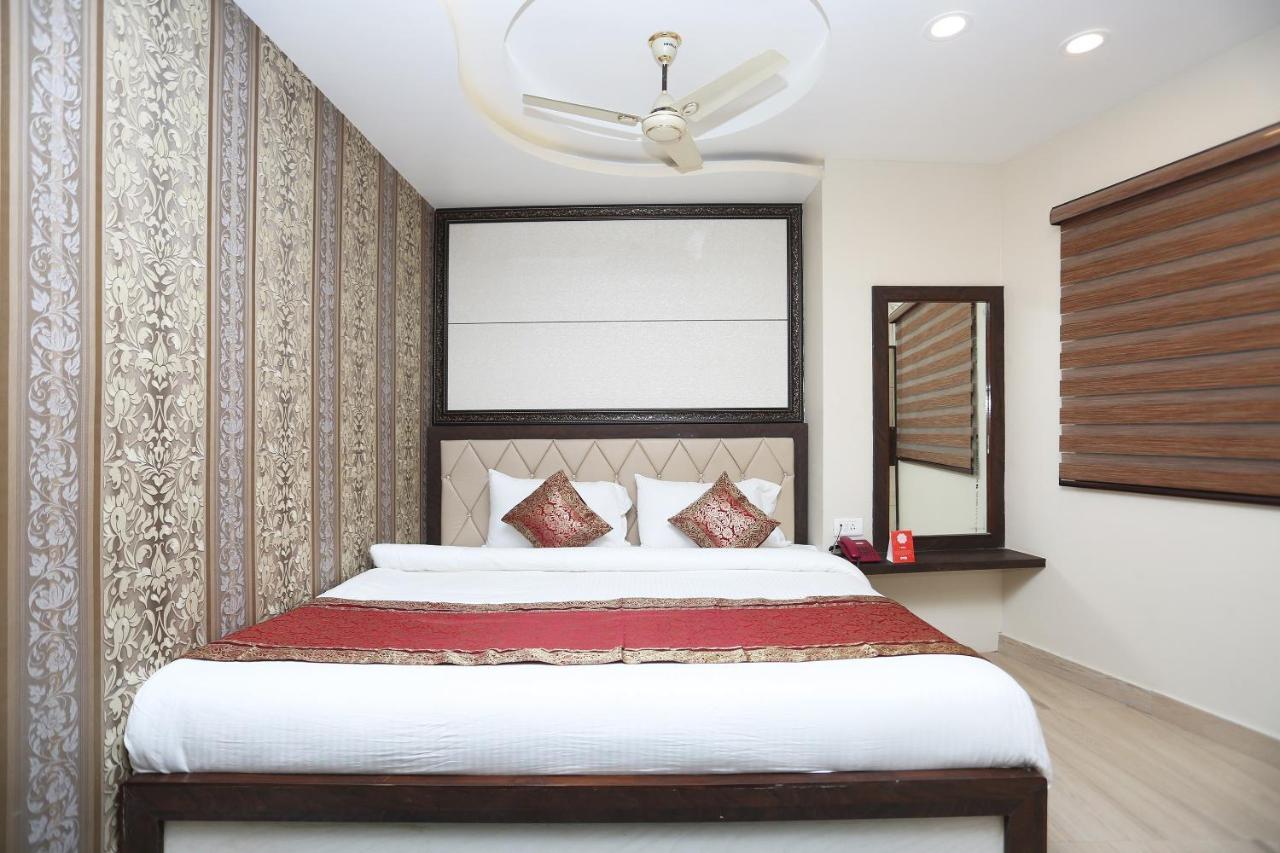 Oyo 10338 Hotel Aadesh Palace Варанаси Екстериор снимка