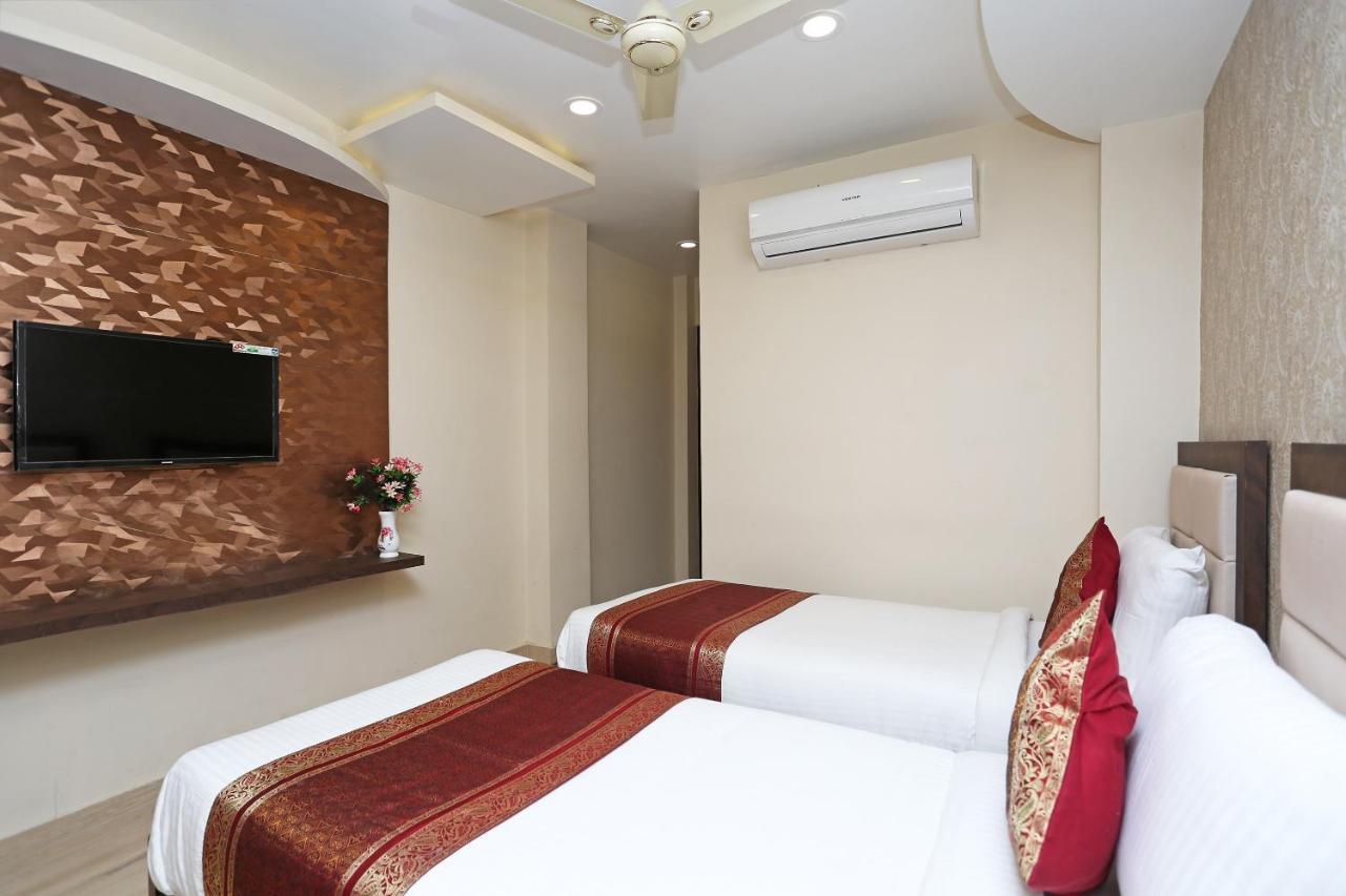 Oyo 10338 Hotel Aadesh Palace Варанаси Екстериор снимка
